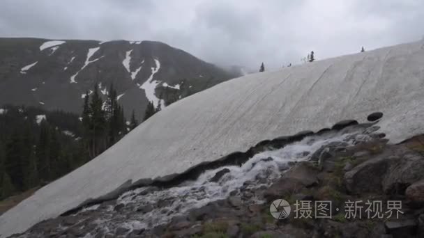 近湖伊莎贝尔的冰川积雪融化视频