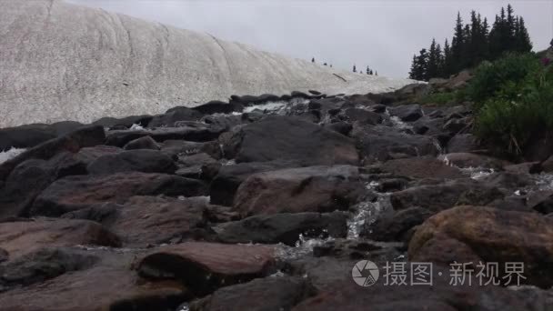 近湖伊莎贝尔的冰川积雪融化视频