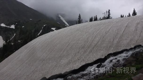 近湖伊莎贝尔的冰川积雪融化视频