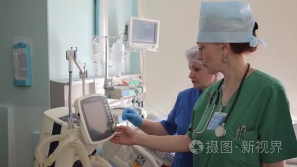 两个女护士用医学计算机设备视频