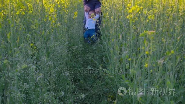 婴儿学走路在油菜场慢动作