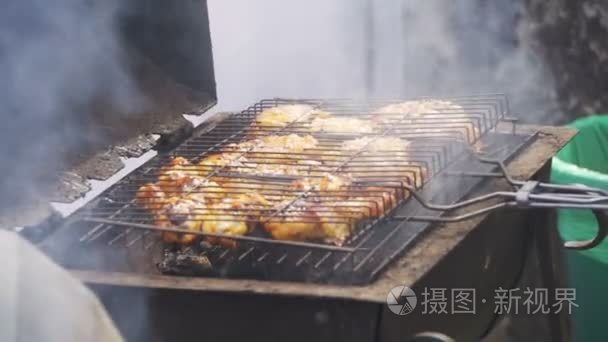 肉煮上慢动作的烧烤鸡肉