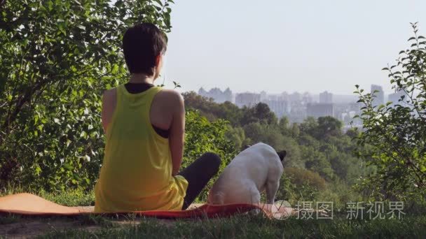 女性与宠物享受自然和城市风景视频