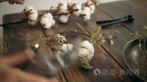 封闭的女性手工作棉花花圈视频