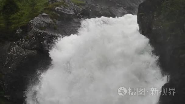 瀑布在挪威山区多雨的天气视频