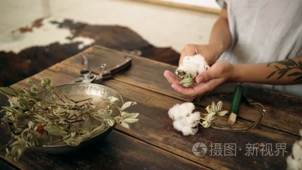 封闭的女性手工作棉花花圈视频