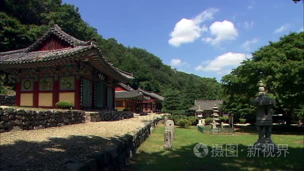 石塔在寺庙附近的院子里