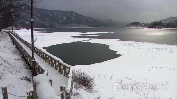 木桥附近雪覆盖的河视频
