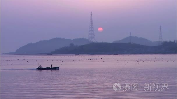 船在日落时漂浮在海上的渔船视频