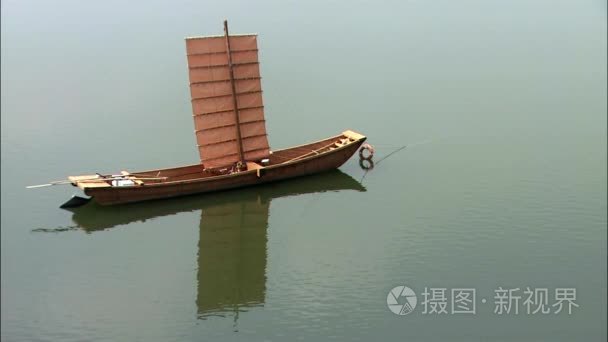 黄航行船在河上视频