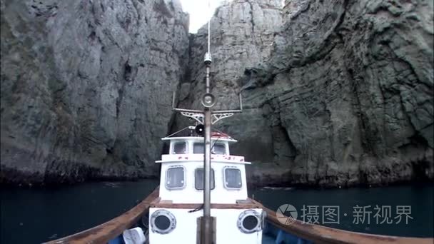 与小船漂浮在悬崖之间的海景视频