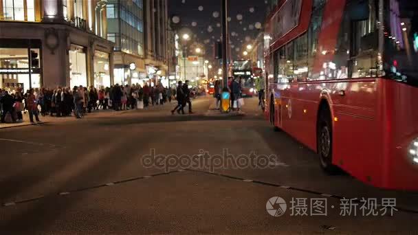 在伦敦，英国牛津广场夜交通