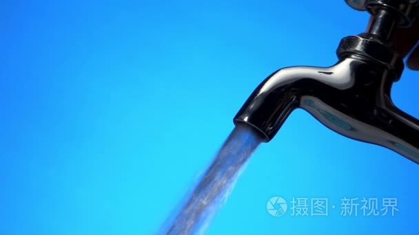 流动的水从水龙头视频