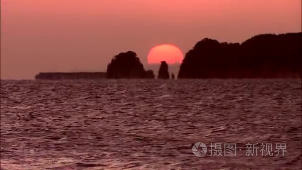 橘黄色的夕阳反射在海面上视频