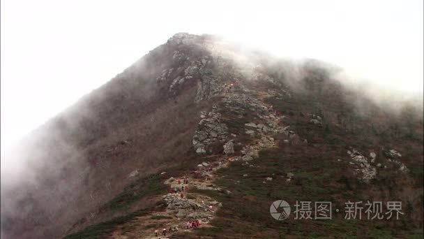 人们攀登山峰视频