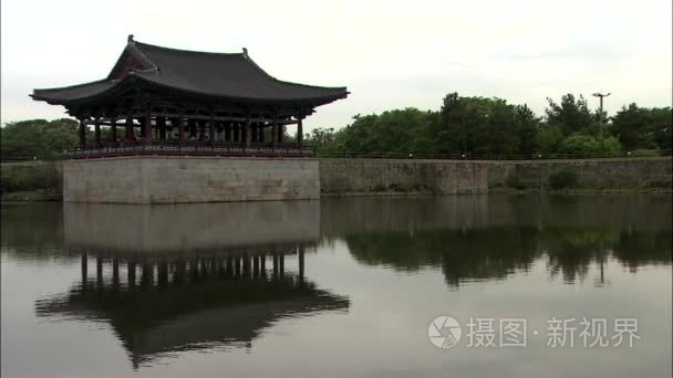 传统古建筑中雁鸭池视频