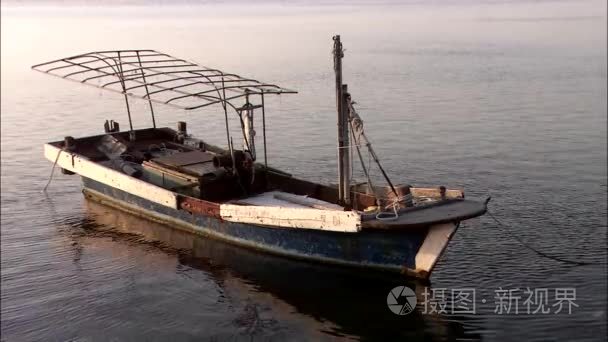 破旧的渔船在海上视频