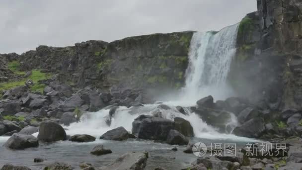 用岩石在冰岛，欧洲的大瀑布。户外活动