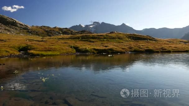 海拔高的高山湖泊曾经被冰川覆盖的田园景观。反射的白雪皑皑的山脉。意大利阿尔卑斯山，格兰帕拉迪索国家公园视频