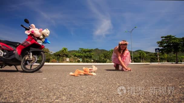 女子骑摩托车在沥青上画了幅画视频