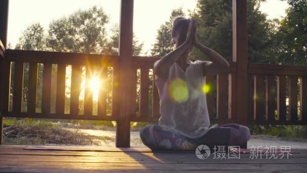 有魅力的女人做瑜伽体式的日落视频