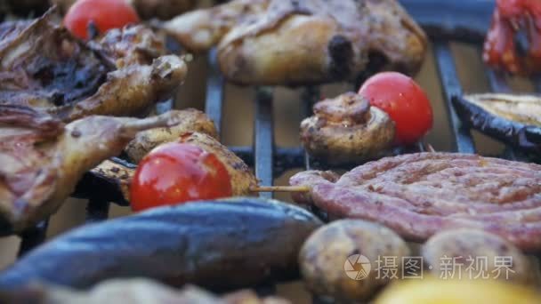 准备肉和蔬菜在烤架上。慢动作