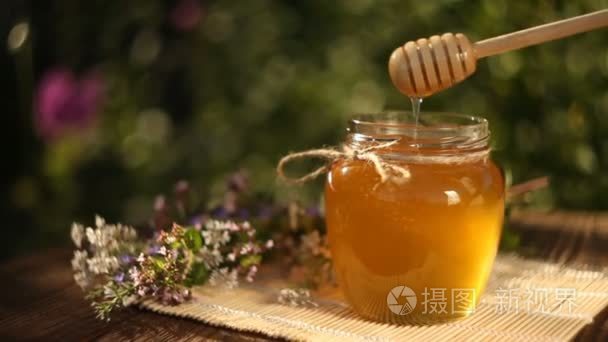 美味的蜂蜜在桌上的罐子里