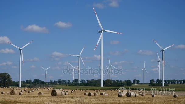 在草原上的风力发电机组视频