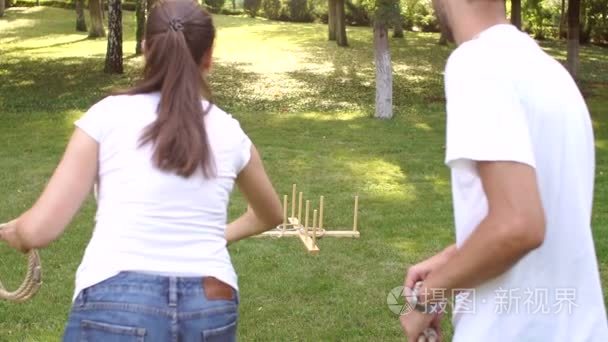 青少年玩游戏的巨环扔在公园里视频