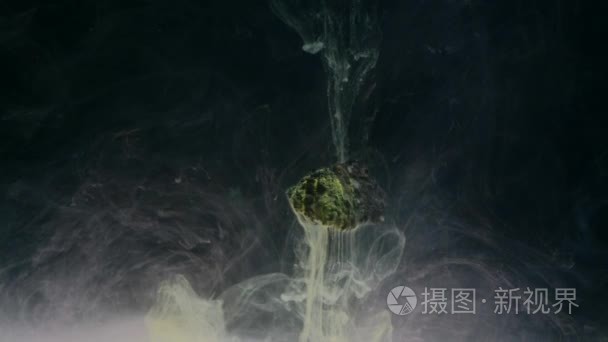 石水中抽象流动油墨视频