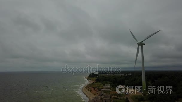 风力发电机的北堡垒利耶帕亚拉脱维亚波罗的海海边航拍无人机顶视图 4 k 到视频