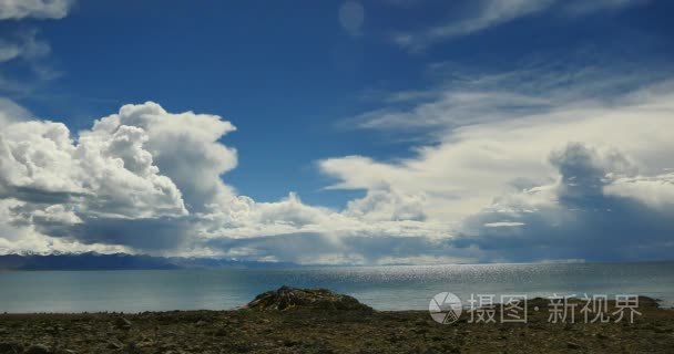 4 k 巨大云大众翻滚湖纳木措 & 雪山，祈祷旗帜在风中