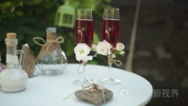 两杯香槟为婚礼桌上视频