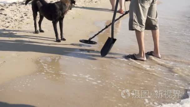 男子用金属探测器在海滩上视频