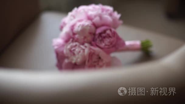 新鲜的粉红色牡丹的婚礼花束视频