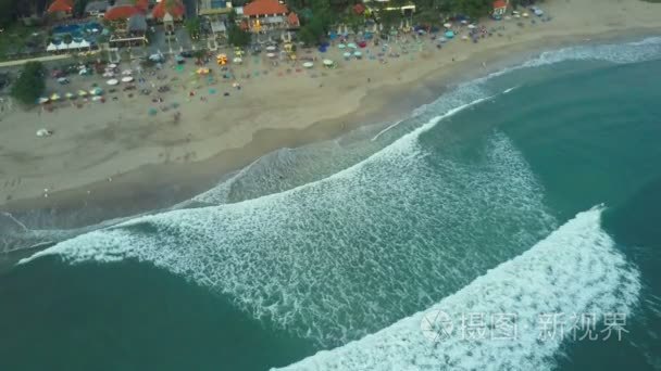 在海滩上的鸟瞰图。巴厘岛。海洋