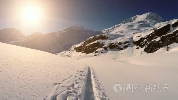 雪景观冬天山远足路径鸟瞰飞过视频