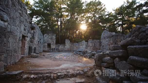 在日落时古代堡垒的石头废墟视频