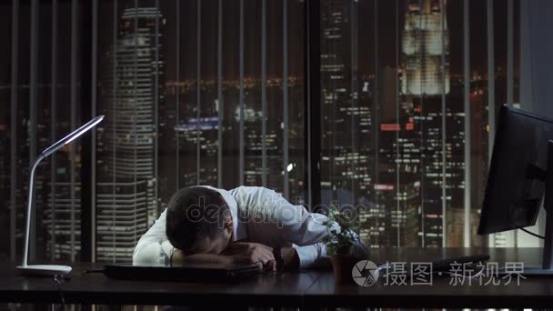 精疲力竭的男子睡在办公室
