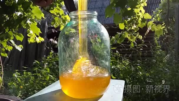 装瓶的蜂蜜视频