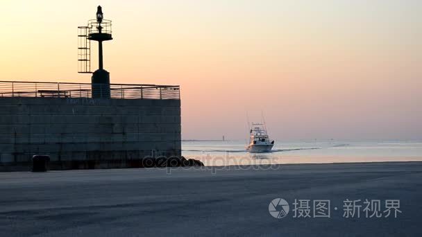 渔船来到港口视频