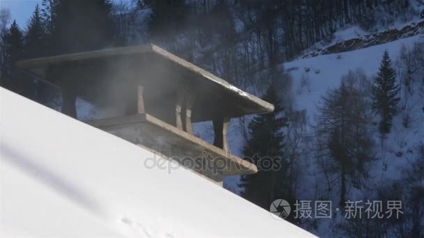 冒烟的烟囱，在白雪皑皑的屋顶上