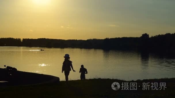 孩子们在晚湖视频