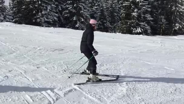 年轻女性学滑雪使用犁技术视频