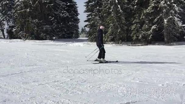 年轻女性学滑雪使用犁技术视频