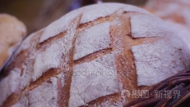 美丽新鲜出炉的工匠的面包篮子美味面包质朴静物美妙气味的面包，是仍然温暖回忆的童年