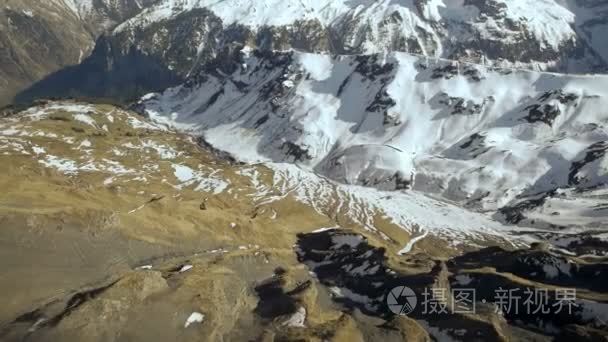 阿尔卑斯山冰川融化的白雪皑皑的山全景雪