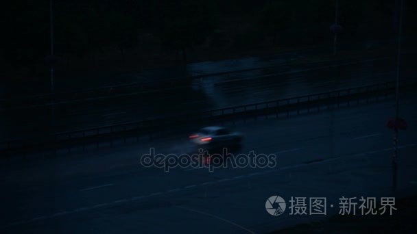 机动车路。汽车在高速公路上行驶在雨中