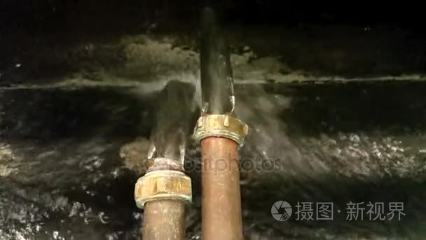 从两个铜溢流管涌进沟水视频