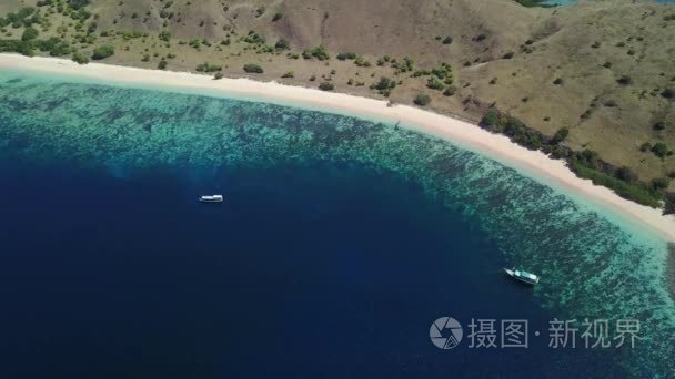 在科莫多岛的粉色沙滩的鸟瞰图视频